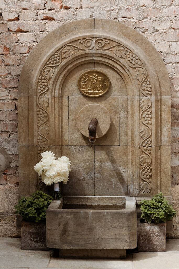 Historischer Steinbrunnen im Schlosspark Schönau als Teil der Hochzeitslocation von Sali und Szymon.