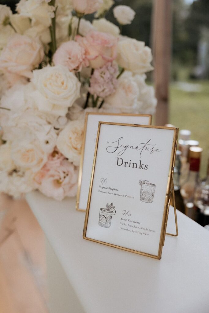 Stilvoll gestaltete Barkarte mit romantischem Blumenschmuck in Weiß und zartem Rosa bei der Hochzeit von Sali & Szymon im Schloss Schönau.