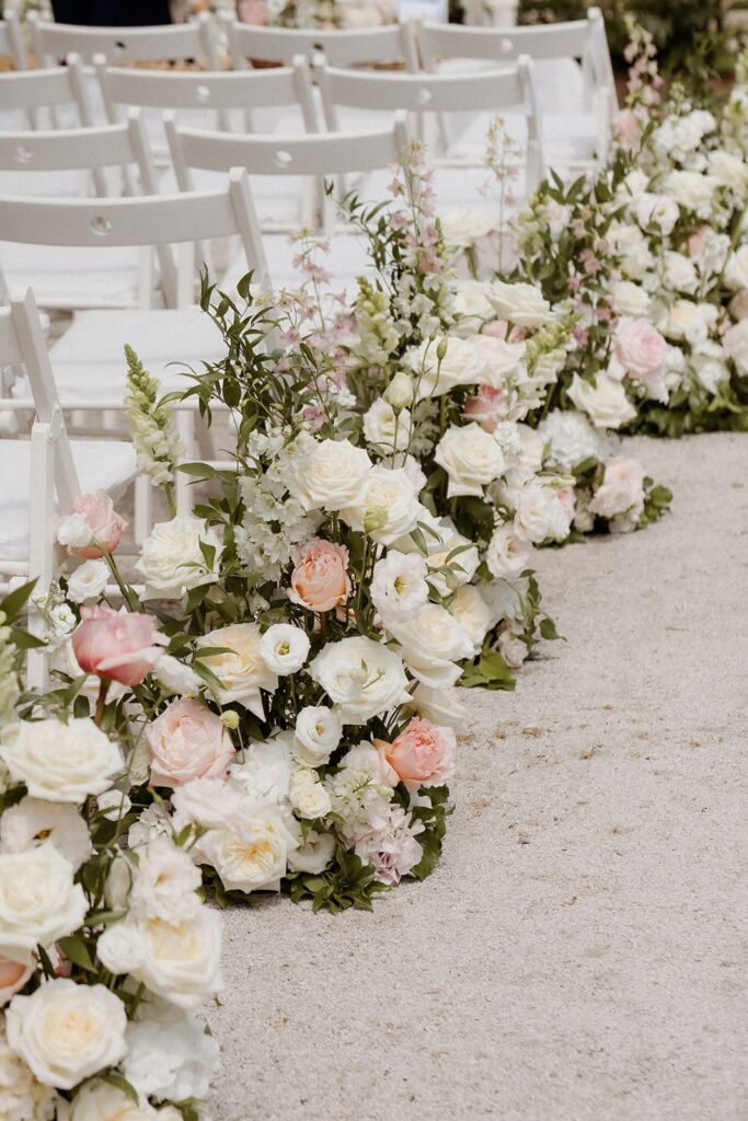 Üppiges Blumenarrangement mit weißen und rosafarbenen Blüten als Trauungsdekoration im Schloss Schönau.