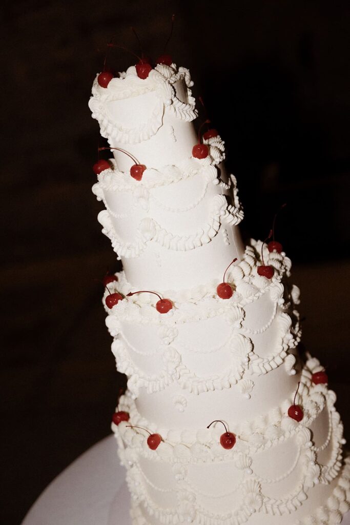 Braut Sali feiert neben der mehrstöckigen Hochzeitstorte im Schloss Schönau.