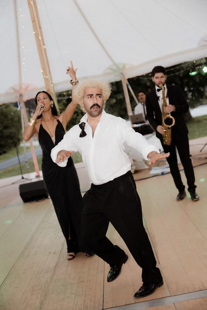 Ausgelassene Hochzeitsparty im Schloss Schönau mit einem tanzenden Gast und Live-Musik von Everso im Hintergrund.