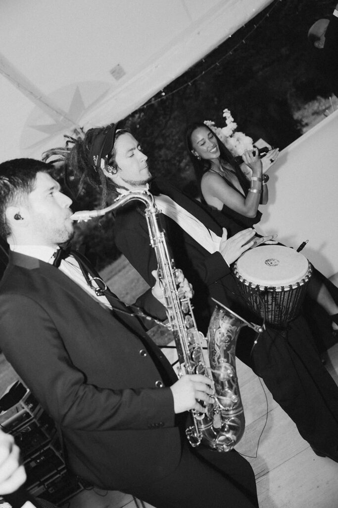 Live-Musiker mit Saxophon und Percussion bei der exklusiven Hochzeit von Sali und Szymon im Schloss Schönau.
