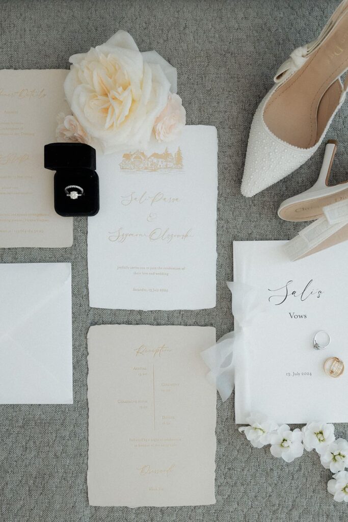 Hochwertige Hochzeitspapeterie mit Einladungen und abgestimmten Details für die Hochzeit von Sali und Szymon.