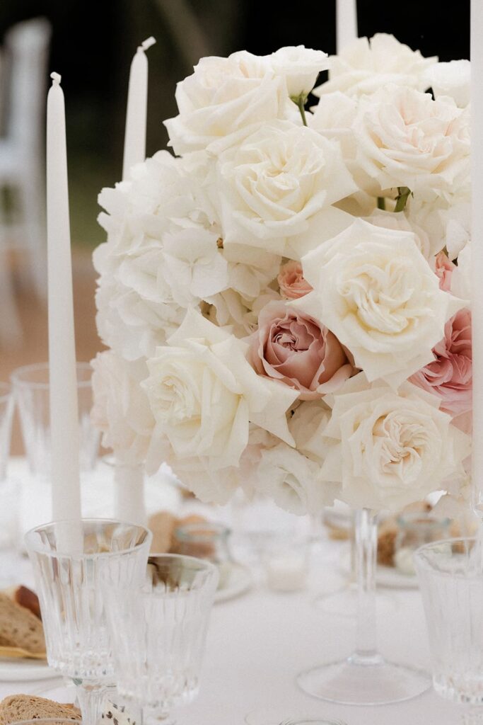Romantische Hochzeitsdekoration mit zarten Blumen und Papeterie bei der Hochzeit im Schloss Schönau.