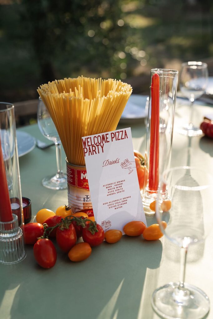 Italienische Tischdekoration mit Tomaten und Pasta beim Welcome Dinner einer Hochzeit in der Toskana
