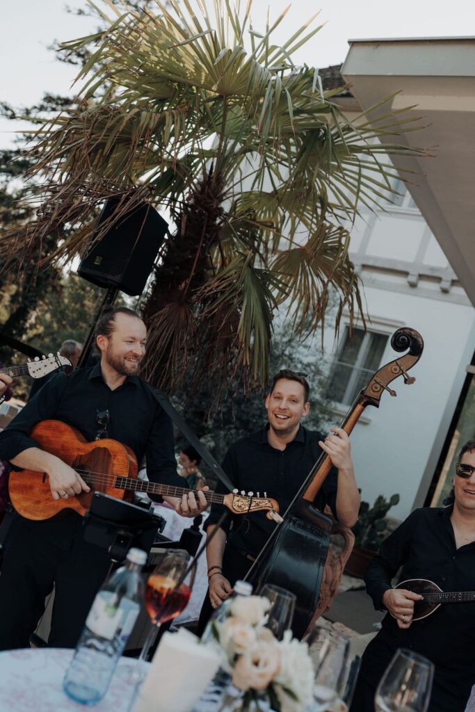 Musiker mit Gitarren sorgen bei einer exklusiven Hochzeit im Schloss Schönau für stimmungsvolle Livemusik.