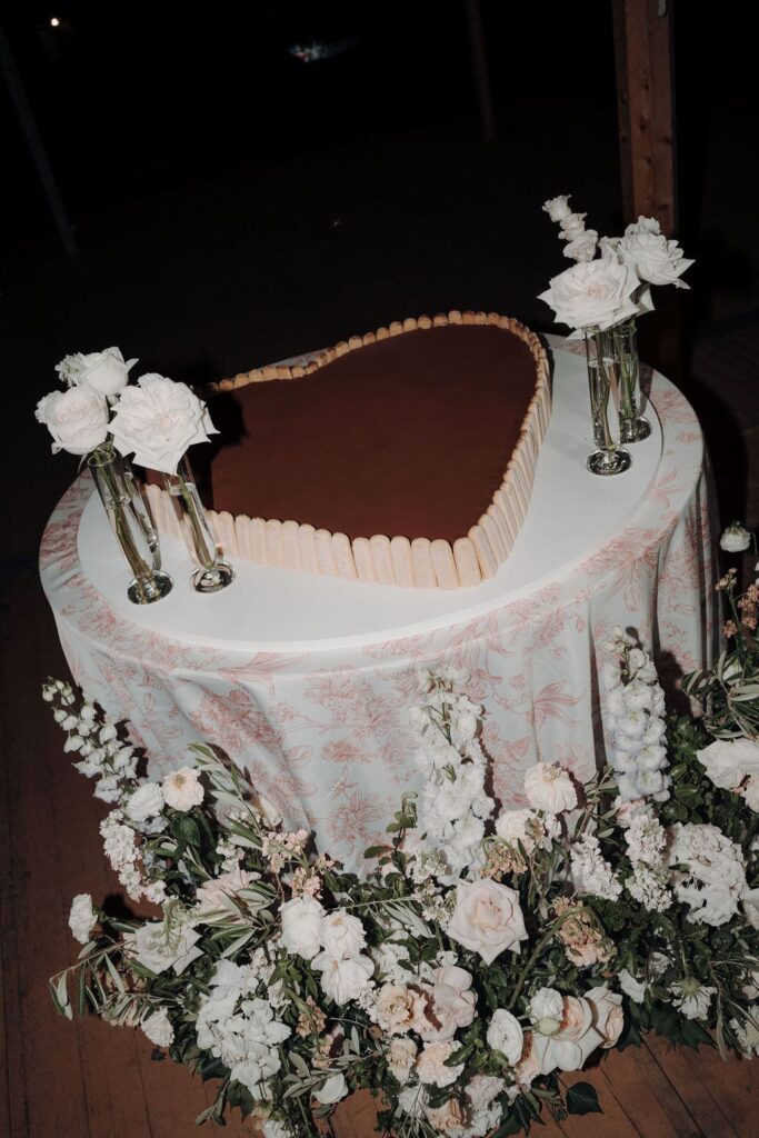 XXL-Tiramisu als außergewöhnliches Dessert bei einer luxuriösen Hochzeitsfeier im Schloss Schönau in Niederösterreich.